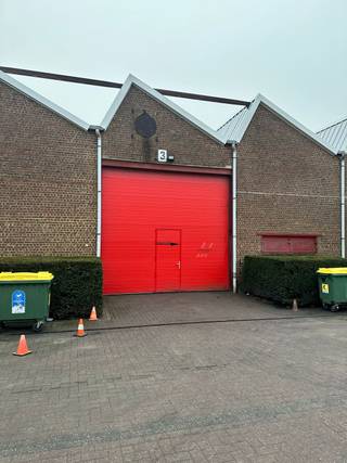 INVESTMENT OPPORTUNITY! The warehouses are divided into 2 units with a surface area of 1,005 m² and 1,035 m² and are easily accessible and ideally...