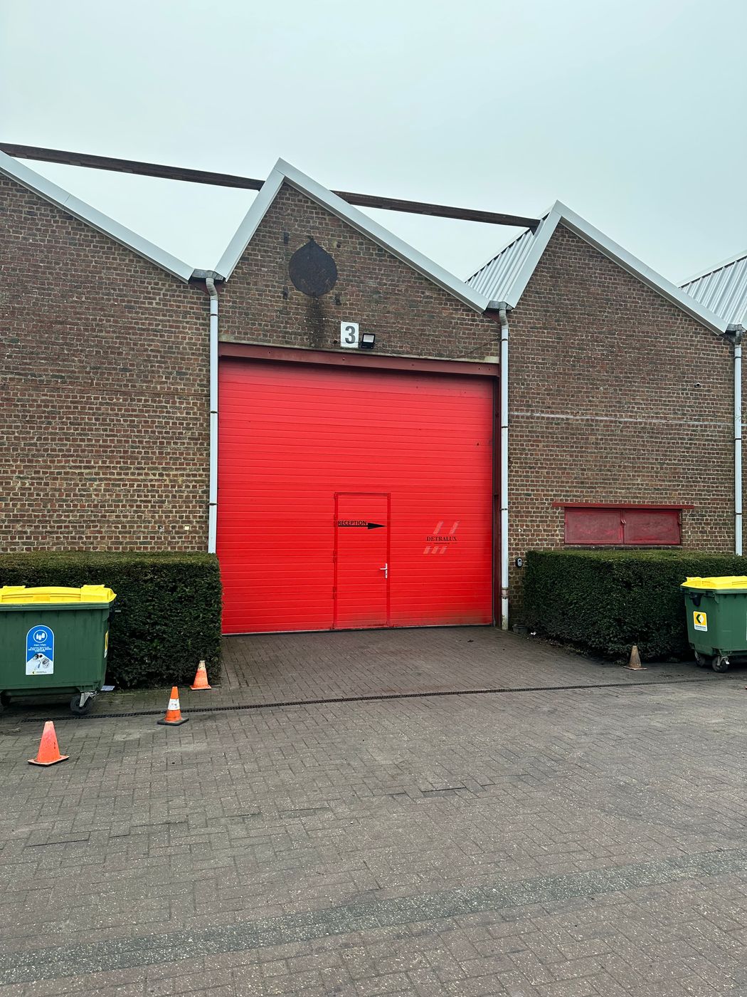 2.040 m² INSTAPKLAAR MAGAZIJN + 242 m² KANTOREN TE KOOP - foto 1