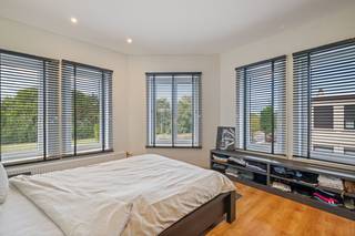 Dit volledig gerenoveerde appartement is instapklaar en combineert modern wooncomfort met een rustige ligging. De woning werd met oog voor kwaliteit en comfort vernieuwd en is ideaal voor wie op zoek is naar een zorgeloos appartement aan de Belgische kust.<br /><br />Het appartement bevindt zich op de tweede verdieping van een rustige residentie en is bereikbaar via de trap. Er is geen lift aanwezig.<br /><br />Een belangrijke troef is de aanwezigheid van airconditioning in iedere kamer. Deze toestellen werken met warmtepomptechnologie en kunnen zowel koelen als verwarmen. Zo geniet u het hele jaar door van een aangenaam binnenklimaat, met bovendien een energiezuinige manier van verwarmen.<br /><br />Daarnaast werd er reeds voorzien in de nodige installatie om de airco-/warmtepompinstallatie in de toekomst te koppelen aan zonnepanelen. De residentie plant de aankoop van zonnepanelen voor het gebouw, waardoor deze voorziening een interessante meerwaarde vormt met het oog op een efficiënter energieverbruik.<br /><br />