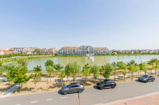 Très belle rénovation d'un appartement spacieux avec vue frontale sur le lac de la Victoire. Situé dans une charmante résidence en style villa,...