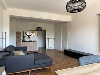 Dit mooi appartement bevindt zich op de 2e verdieping van een gebouw, zonder lift, gelegen op een boogscheut van AZORG Moorselbaan. Het appartement bevat een inkom, ruime woonkamer, ingerichte keuken, 2 slaapkamers en een badkamer ( ligbad met douchefunctie, lavabo en toilet). Achteraan is er een terras aanwezig. Tevens is er een bergruimte in de kelder en een staanplaats in de huurprijs inbegrepen. Garage kan gehuurd worden aan 55€/ maand. Huurprijs 745€/ maand + maandelijkse lasten 45€. Ideaal voor wie vlakbij het centrum en de invalswegen wilt wonen.