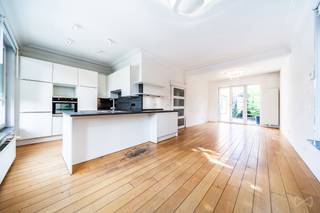 Te renoveren eengezinswoning, ideaal gelegen in een rustige en gegeerde residentiële wijk van Uccle, op een centrale ligging tussen het station...