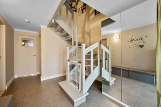 Deze instapklare woning heeft enorm veel troeven waardoor het de ideale gezinswoning is. De indeling van de woning is als volgt: inkomhal met gastentoilet, aparte berging/wasplaats, inpandige garage met deur naar buiten toe. Op de 1e verdieping bevindt zich de aangename leefruimte in L vorm met ingebouwde gashaard, aparte keuken voorzien van toestellen en kastruimte, schuifraam naar het terras toe op de verdieping. Op de 2eV zijn er 2 grote slaapkamers aanwezig en een kinderkamer, badkamer met comb. ligbad/douche, lavabo en toilet. Buiten: overdekt terras, leuke zuid-tuin met voldoende privacy, tuinhuis met extra terras, 2 parkeerplaatsen vooraan.<br />Extra's: zonnepanelen (met certificaten van 450 euro, 2x per jaar nog twee jaar lang), elektriciteit conform, dak vernieuwd, gascondensatieketel met slimme thermostaat volledig vernieuwd in 2021. Zeer rustig gelegen in en uit het centrum!