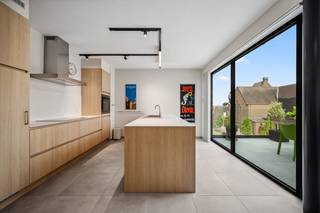 Welkom in deze prachtige penthouse met drie slaapkamers en twee terrassen, ontworpen met oog voor detail en comfort.De moderne keuken, voorzien van...