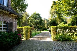 Op een uniek perceel van 4541 m² en 33 meter breed treffen we deze prachtige villa gebouwd in 1985 en voorzien van een vernieuwde CV-ketel en...