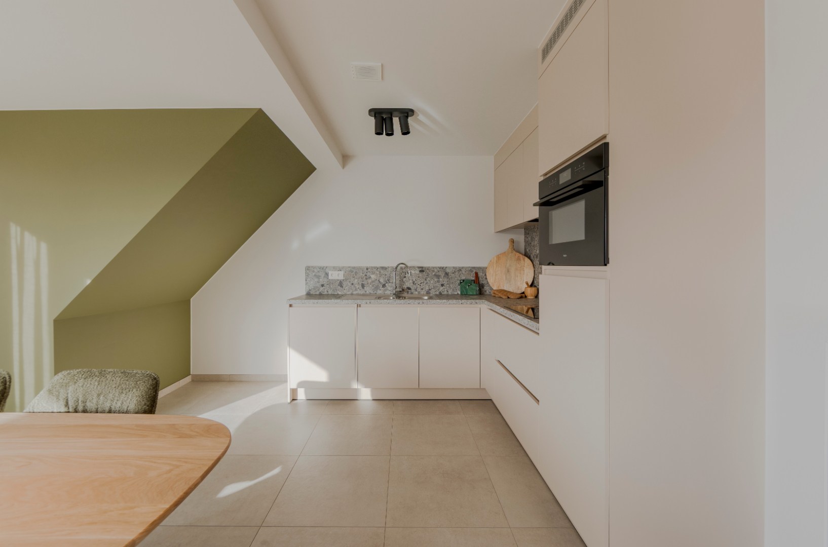 Appartement met terras vlak bij de markt te Meulebeke (Tielt). - foto 4