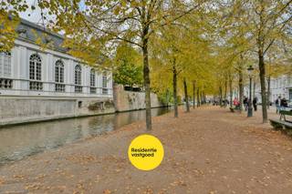 Op een absolute toplocatie aan de Dijver, naast het Groeningemuseum en het Arentshof, in het hart van het historische Brugge, bevindt zich dit karaktervolle handelspand met woonst. Dit gebouw, daterend van vóór 1850, ademt charme en authenticiteit met zijn moulures, hoge plafonds, marmeren sierschouwen en parketvloeren. Het gelijkvloers is ingericht als restaurant met circa veertig zitplaatsen, een gezellige veranda en terras. De keuken is eigendom van de huidige huurder en de inboedel kan worden overgenomen.<br /><br />De bovenverdiepingen bieden een royale woonst met zes slaapkamers, een ruime badkamer, bureauruimte, leefruimte en meerdere bergingen. <br /><br />Dit pand verenigt wonen en ondernemen op een unieke locatie, midden tussen de Brugse reien, musea en winkelstraten. Een uitzonderlijke kans voor wie op zoek is naar een eigendom met uitstraling, ruimte en een ongeëvenaarde ligging in het hart van Brugge. Benieuwd naar de mogelijkheden als ondernemer of investeerder? Contacteer ons vrijblijvend op het nummer 059 250 590!<br /><br />EPC niet-residentieel: label D. EPC residentieel: 521 kWh/m² – label F (renovatieverplichting van toepassing). (Vg, Wche, Gmo, Gvkr, Gvv) Ref. OU27993<br /><br />Neem voorsprong met een vrijblijvende en gratis schatting van uw eigendom via:<br />http://www.residentievastgoed.be/gratisonlineschatten