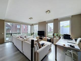 Dit appartement heeft grote ruimtes als troef. Het appartement bestaat uit een leefruimte met open en volledig geïnstalleerde keuken. Verder zijn er nog 3 grote slaapkamers, badkamer en berging aanwezig. <br /><br />Het appartement werd volledig geschilderd en is dus instapklaar. Bovendien is het appartement zeer centraal gelegen. <br /><br />De garagebox is verplicht bij te huren: €50,00/maand<br /><br />INDELING:<br />- inkomhal<br />- apart toilet<br />- slaapkamer 1<br />- badkamer voorzien van dubbele lavabo en inloopdouche<br />- slaapkamer 2<br />- berging<br />- slaapkamer 3<br />- ruime leefruimte<br />- geïnstalleerde keuken<br />- gezellig terras<br /><br />TROEVEN:<br />+ volledig geschilderd<br />+ zeer ruim appartement <br />+ centrale ligging<br />+ gunstig EPC <br /><br />De snelste manier om een bezoek te brengen aan deze woning? Vraag je bezoek aan via de rode knop op onze website (www.dewaele.com) en je wordt gecontacteerd door onze verhuurexpert. Telefonisch kunnen er geen afspraken gemaakt worden. Bij andere vragen kun je ons telefonisch contacteren via 055 20 80 20.