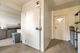 Te Koop: Uniek handelshuis met veelzijdige mogelijkheden in het hart van Viersel!Bent u op zoek naar een comfortabele woning met een extra dimensie? Deze charmante woning biedt niet alleen een sfeervolle leefruimte, maar heeft ook een praktische ruimte die ideaal is voor een kleinschalige handel, praktijk of kantoor aan huis.Kenmerken:Gezellige woning met tal val mogelijkhedenVolledig uitgeruste keuken, koeltoog en koelcel aanwezig2 slaapkamers, 1 badkamer en 1 toiletOppervlakte: 695 m²Een tuin vol ruimte, waar stilte en natuur samenkomenLocatie: Herentalsebaan 166, 2240 VierselBIJZONDERHEDEN: Vele mogelijkheden - Elektriciteit niet conform - Perceelscore A & Gebouwscore A - Oppervlaktematen zijn indicatief volgens epc.Mis deze kans niet!Interesse in 'T Vierseliertje met appartement, neem dan zo snel mogelijk contact op met ons kantoor!