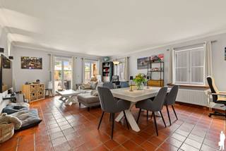 Op zoek naar een ruime open bebouwing met tal van mogelijkheden op een royaal perceel van maar liefst 1.205 m²? Deze woning in Melsele combineert 4 slaapkamers, een vernieuwde badkamer, een ruime tuin én een luxueuze aparte woonunit achteraan op het perceel. Ideaal voor grote gezinnen, kangoeroewonen, een zelfstandige activiteit of een aparte werk- en praktijkruimte.<br /><br />De zeer ruime oprit met plaats voor meerdere wagens en de gunstige ligging in Melsele maken het geheel compleet.<br /><br />Gelijkvloers<br />- Inkomhal met gastentoilet<br />- Gezellige en ruime leefruimte<br />- Ruime keuken met eetplaats<br />- Praktische berging<br />- 2 volwaardige slaapkamers<br />- Volledig vernieuwde badkamer<br /><br />Eerste verdieping<br />- 2 vernieuwde en ruime slaapkamers<br /><br />Tuin &amp; aparte woonunit<br />De woning staat op een mooi perceel van 1.205 m² en beschikt over een aangenaam terras en een ruime tuin. Achteraan bevindt zich een bijzondere extra troef: een luxueus afgewerkte, aparte woonunit.<br />Deze unit beschikt over:<br />- Zeer ruime slaapkamer<br />- Badkamer<br />- Nieuwe keuken<br />- Gezellige zit- en leefruimte<br /><br />Dankzij de complete inrichting biedt deze ruimte bijzonder veel mogelijkheden. Ze kan perfect functioneren als aparte woonst, maar is eveneens interessant als praktijkruimte, kantoor, hobbyruimte of werkplek aan huis.<br /><br />Algemeen<br />- Open bebouwing in Melsele<br />- Perceel van 1.205 m²<br />- 4 slaapkamers in de hoofdwoning<br />- Aparte, volledig uitgeruste woonunit<br />- Vernieuwde badkamer<br />- Ruime oprit voor meerdere wagens<br />- Verwarming op gas<br />- EPC-label D<br />- Zeer gunstige ligging<br /><br />Een eigendom die zich onderscheidt door haar ruimte, groot perceel en uitzonderlijke polyvalentie. De combinatie van een volwaardige gezinswoning met een afzonderlijke woonunit maakt dit een bijzonder interessant aanbod in Melsele.