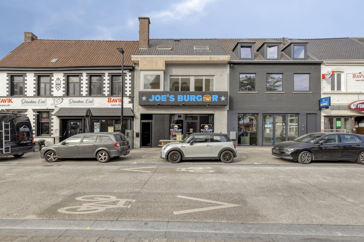 Business with duplex apartment for sale in the heart of Kuurne - photo 2