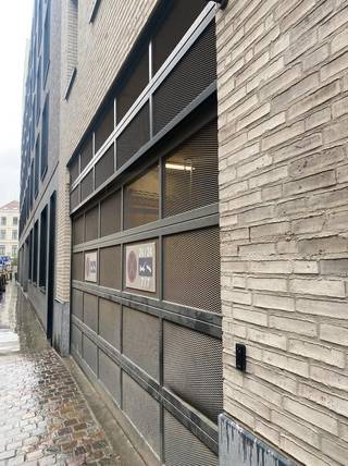 Parkeerplaats gelegen op de -2 verdieping (gemakkelijk toegankelijk) van een recent gebouw met een uitstekende ligging.Lengte 5,06 x Breedte 2,26 €...