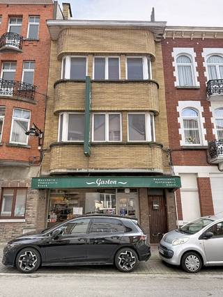 Een te renoveren opbrengsteigendom bestaande uit een commercieel gelijkvloers(heden beenhouwerij) en 2 appartementen (waarvan één duplex) zeer goede...