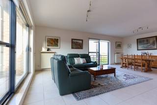 <p><span>Ruim duplexappartement met 3 slaapkamers, 2 badkamers en garagebox in Melsele</span></p>
<p><span>Op zoek naar een ruim appartement met het woongevoel van een woning? Dit instapklare duplexappartement in Melsele biedt maar liefst ca. 165 m² bewoonbare oppervlakte, verdeeld over 2 verdiepingen.</span></p>
<p><span>Op de 3de verdieping kom je binnen via de inkomhal met vestiaire en gastentoilet. De grote woonkamer sluit aan op het terras met zonneluifel. Verder vind je hier de keuken, een praktische wasberging en een 1ste ruime slaapkamer met ensuite badkamer.</span></p>
<p><span>De bovenverdieping beschikt over een bureau, 2 bijkomende slaapkamers en een 2de badkamer. Dankzij de 3 volwaardige slaapkamers en 2 badkamers is dit appartement bijzonder geschikt voor wie veel ruimte en comfort zoekt.</span></p>
<p><span>Extra troeven zijn de rolluiken op verschillende ramen, zonneluifel, conforme elektrische installatie en een privatieve garagebox met vernieuwde sectionale poort. Het appartement werd steeds zeer goed onderhouden en is onmiddellijk bewoonbaar.</span></p>
<p><br /><span>Een verrassend ruim duplexappartement op een centrale ligging in Melsele, ideaal voor wie appartementcomfort wil combineren met een uitzonderlijk grote bewoonbare oppervlakte.</span></p>
<p>Wij leiden je graag rond.</p>