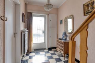 Ben je op zoek naar een goed onderhouden woning met uitbreidingsmogelijkheden? Deze charmante woning uit 1960 in Hasselt biedt een unieke kans...