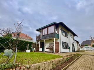 Te renoveren halfopenwoning gelegen in de Dumontwijk.Deze woning heeft een garage en meerdere staanplaatsen.Kelderverdieping: kelderGelijkvloers:...