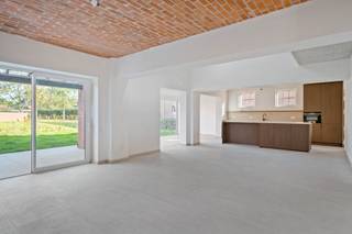 <p><em>Energiezuinige woningen en appartementen in groen binnengebied!</em></p>
<p><strong>Woonerf “De Dorpshoeve”</strong> wordt opgetrokken in het hart van Rijkevorsel, in een <strong>rustige groene omgeving maar toch centraal</strong> bij alle voorzieningen die het dorp te bieden heeft. Het woonerf omvat een diverse mix van achttien <span>energie-efficiënte en comfortabele wooneenheden</span> bestaande uit zeven woningen en elf appartementen <strong>rondom een groene zone</strong>; de autostaanplaatsen bevinden zicht ondergronds.</p>
<p><strong>Hoevewoning C.2: prachtige totaalrenovatie - halfopen hoevewoning (232m² nuttig) met drie slaapkamers en bureel.</strong><br />De oude hoevewoning wordt totaal gerenoveerd volgens de regels van de kunst - u kan genieten van een ruime woning in het centrum met een beperkte eigen tuin (ca. 86m²).</p>
<p>Indeling als volgt:</p>
<p>* Gelijkvloers: inkomhal met gastentoilet en trap naar verdieping toe, <strong>grote leefruimte met vide en </strong><strong>open ingerichte keuken</strong> (samen 54m²), grote ramen naar tuin en terras toe; aansluitend <strong>tuinkamer/ontbijtruimte</strong> (16m²) en <strong>bureel/speelruimte</strong> (14,2m²); ruime bijkeuken/wasplaats (15,4); <br />* Verdieping: nachthal/overloop met apart toilet; <strong>hoofdslaapkamer</strong> met <span>ensuite badkamer</span> (samen 33m²), <strong>twee extra slaapkamers</strong> (ca. 20m²/14m²) en <strong>douchekamer</strong> (6,80m²).<br />* Buiten: mooi <strong>overdekt</strong> oost/zuidoost gericht <strong>terras</strong> (15,2m²) en <strong>private tuin van ca. 86m²</strong>. Nabij de woning bevindt zich een grote <span>gemeenschappelijke, gezamenlijke (speel-)tuin voorzien van enkele bloemenweides</span>.</p>
<p>De <span>energiezuinige (<strong>maximaal E60</strong>) woning</span> wordt volledig en degelijk afgewerkt; onder meer vloerverwarming in combinatie met een <strong>eigen geothermische warmtepomp</strong> en <strong>zonnepanelen</strong> alsook balansventilatie worden standaard voorzien! Ruime inspraak in afwerking is mogelijk naargelang de fase van afwerking. Verplichte aankoop van één kelderberging (v.a. € 5.500,00 excl. k.) en minimum één kelderparking (v.a. € 18.000,00 excl. kosten).</p>
<p>Ideaal voor wie rustig wil wonen in het dorp, in de nabijheid van winkels en openbaar vervoer! Contacteer ons voor meer informatie of een vrijblijvende afspraak: info@coga.be - 03/636.47.47.47.</p>