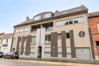 Dit ruim en prachtig appartement is gelegen op een toplocatie in Heverlee tussen IMEC en Gasthuisberg en op wandelafstand van centrum Leuven. <br />Het appartement, gebouwd in 2008, beschikt over een lift en heeft een zeer aangenaam terras met een fantastisch zicht op het groen. Heerlijk om hier tot rust te komen. <br /><br />Met 2 slaapkamers, een keuken voorzien van alle moderne toestellen, een grote badkamer met bad, inloopdouche en dubbel lavabo en 2 toiletten, is er voldoende ruimte voor een gezin of een stel. De bewoonbare oppervlakte is immers 137m². De leefruimte is lichtrijk dankzij de grote raampartijen. <br /><br />Verder alleen maar troeven: EPC label A, elektriciteit is conform, het appartement is asbestveilig, kelderberging van 11m² is inbegrepen en de gemeenschappelijke kosten zijn slechts € 65 per maand. Daarnaast heeft u nog de mogelijkheid om een autostaanplaats P4 bij aan te kopen voor de prijs van € 30.000. <br /><br />Dit is, kortom, een prachtig appartement ideaal gelegen, dicht bij het centrum van Leuven en met goede verbindingen naar de rest van de stad en uitvalswegen. Met alle voorzieningen binnen handbereik, is dit een ideale plek om te wonen.<br /><br />Graag een bezoek? Bel David van LED-ON-IMMO op het nummer 0476 98 91 76 of mail naar info@ledonimmo.be. Tot gauw ;)