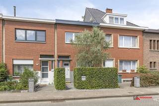 Cette maison rénovée est prête à être emménagée et économe en énergie (faible EPC). Une nouvelle toiture et 8 panneaux solaires ont été installés...