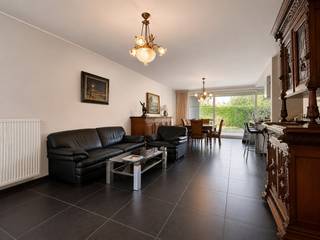 Dit ruim gelijkvloers appartement vinden we terug op de hoek van Res. Ter Steenhove. Op een boogscheut van het centrum van Tielt en op wandelafstand van verschillende handelszaken, supermarkten,....<br /><br />Het appartement is voorzien van een ondergrondse én afgesloten garagebox met extra berging! <br /><br />Indeling van het appartement: <br />Inkomhal met toegang tot de twee slaapkamers, badkamer met inloopdouche en gastentoilet, leefruimte met open en volledig geïnstalleerde keuken met aansluitende berging. Toegang tot de zuid-gerichte en afgesloten tuin kan via het schuifraam in de leefruimte. <br /><br />Het appartement is beschikbaar in overleg.<br />Provisie gemeenschappelijke kosten: €65/ maand. <br /><br />Maak uw afspraak via 'Mijn huurprofiel' en dan zien we u snel!