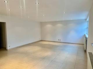 <p>Gezellig gelijkvloers appartement TE HUUR in zijstraat van de markt van Oudenaarde.</p><p>Op zoek naar een comfortabele en toegankelijke woonplek op een toplocatie?<br />Dit instapklaar appartement maakt deel uit van een kleinschalige rustige residentie en dit <br />in het historisch centrum van Oudenaarde, winkels, horeca en openbaar vervoer.</p><p>Indeling: inkom, apart toilet, ruime woonkamer, mooie afzonderlijke keuken voorzien van het nodige comfort, badkamer met dubbele lavabo, douche en ligbad, <br />een wasplaats/berging ,2 slaapkamers ,1 bureauruimte/hobbykamer en een gezamenlijke binnentuin om in te vertoeven.<br />(Om u een goed beeld te geven van de ruimte en de indelingsmogelijkheden, zijn enkele foto’s van deze woonst voorzien van virtuele meubels)<br />Extra: een autostaanplaats in een afgesloten garage.<br />Onmiddellijk beschikbaar</p><p>Interesse? <br />Vraag uw bezoek aan via onze website www.immodhondt.be </p>