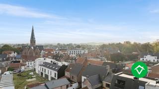 Op de tweede verdieping van Residentie Het Rozenhof bevindt zich dit recente en instapklare appartement, vlot bereikbaar via de lift. Het...