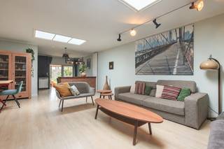 Ruime instapklare woning met 4 slaapkamers, 2 badkamers, tuin en garage op een steenworp van de Gavers (elektriciteit goedgekeurd, zonnepanelen, <strong>Energielabel D wordt behaald met een minimum aan kosten..</strong>.) AI werd hier enkel gebruikt om ruimtes clean te maken. Er werd niets gewijzigd aan de vaste inrichting).
