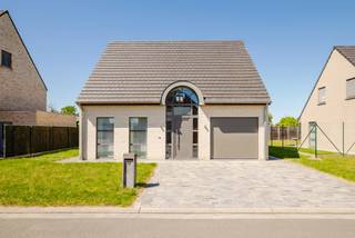 <p><strong>Situation</strong><br />Cette maison individuelle est idéalement située Achterhoek 14 à Avelgem, dans un quartier résidentiel calme et agréable. Elle se trouve dans une rue peu fréquentée, offrant tranquillité et intimité.<br />La localisation est également très pratique, avec un accès facile au centre d’Avelgem, aux communes environnantes et aux grands axes routiers. Commerces, écoles et autres commodités se trouvent à proximité, assurant un parfait équilibre entre calme et accessibilité.</p>
<p><strong>Disposition</strong><br />En entrant dans la maison, vous découvrez un hall d’entrée spacieux et lumineux avec des toilettes pour invités. Ce hall donne accès à un espace de vie ouvert, baigné de lumière naturelle grâce aux grandes baies vitrées, créant une atmosphère agréable et aérée.<br />La cuisine ouverte, entièrement équipée, offre tout le confort moderne, avec notamment un lave-vaisselle intégré, un four et une plaque de cuisson.</p>
<p>Au rez-de-chaussée, vous trouverez également une buanderie pratique avec raccordements pour machine à laver et sèche-linge, ainsi qu’un garage intégré.</p>
<p>À l’étage, la maison dispose de quatre chambres complètes et d’une salle de bains équipée d’une baignoire, d’une douche et d’un double lavabo.<br />Un escalier escamotable donne accès au grenier, offrant un espace de rangement supplémentaire.</p>
<p>Informations urbanistiques en cours de demande.</p>
<p>Pour plus d’informations ou pour organiser une visite, veuillez contacter Guillaume au +32 472 11 00 00 ou via gl@immodavinci.be</p>