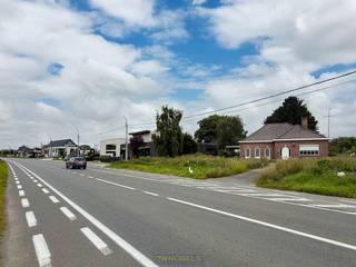 COMMERCIËLE PROJECTGROND (1.481M²) biedt een uitzonderlijke kans op een TOPLOCATIE langs de DRUKKE GEWESTWEG N42 (WETTEREN-LESSEN) en...