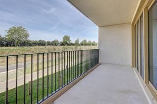 <p><span>Appartement neuf de deux chambres à Lier</span></p><p><span> </span></p><p><span>Situé au 12 Moederplein à Lier, cet appartement neuf de deux chambres bénéficie d'un emplacement idéal à proximité du périphérique de Lier, ce qui permet d'accéder facilement aux commerces, aux écoles et aux transports en commun. La gare de Lier n'est qu'à 10 minutes à pied. Calme et accessibilité se marient à merveille ici. Avec un niveau E de 28, une ventilation de type D, des panneaux solaires et le chauffage au sol, c'est l'opportunité idéale pour vous. </span></p><p><span> </span></p><p><span>Agencement :</span></p><p><span>Deuxième étage</span></p><p><span>- Chambre 1</span></p><p><span>- Chambre 2</span></p><p><span>- Salle de bains</span></p><p><span>- WC</span></p><p><span>- Salon et cuisine</span></p><p><span>- Terrasse</span></p><p><span> </span></p><p><span>Cave</span></p><p><span>- Débarras privé</span></p><p><span>- Local à vélos commun</span></p><p><span>- Place de parking</span></p><p><span> </span></p><p><span>Atouts :</span></p><p><span>- Construction neuve</span></p><p><span>- Première occupation</span></p><p><span>- Grande terrasse</span></p><p><span>- Économe en énergie</span></p><p><span>- Système de ventilation de type D</span></p><p><span> </span></p><p><span>Cet appartement à louer à Lier vous intéresse ? Vous recherchez un autre bien immobilier ou vous souhaitez connaître la valeur de votre bien ? Alors vous êtes à la bonne adresse chez BOLT immo ! Nous serons ravis de vous aider.</span><span> </span></p>