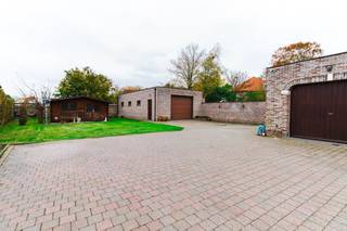 Deze ruime woning met brede oprit en grote garage / magazijn is ideaal voor mensen die opzoek zijn naar ruimte ! Indeling : Inkomhal , apart toilet ,...