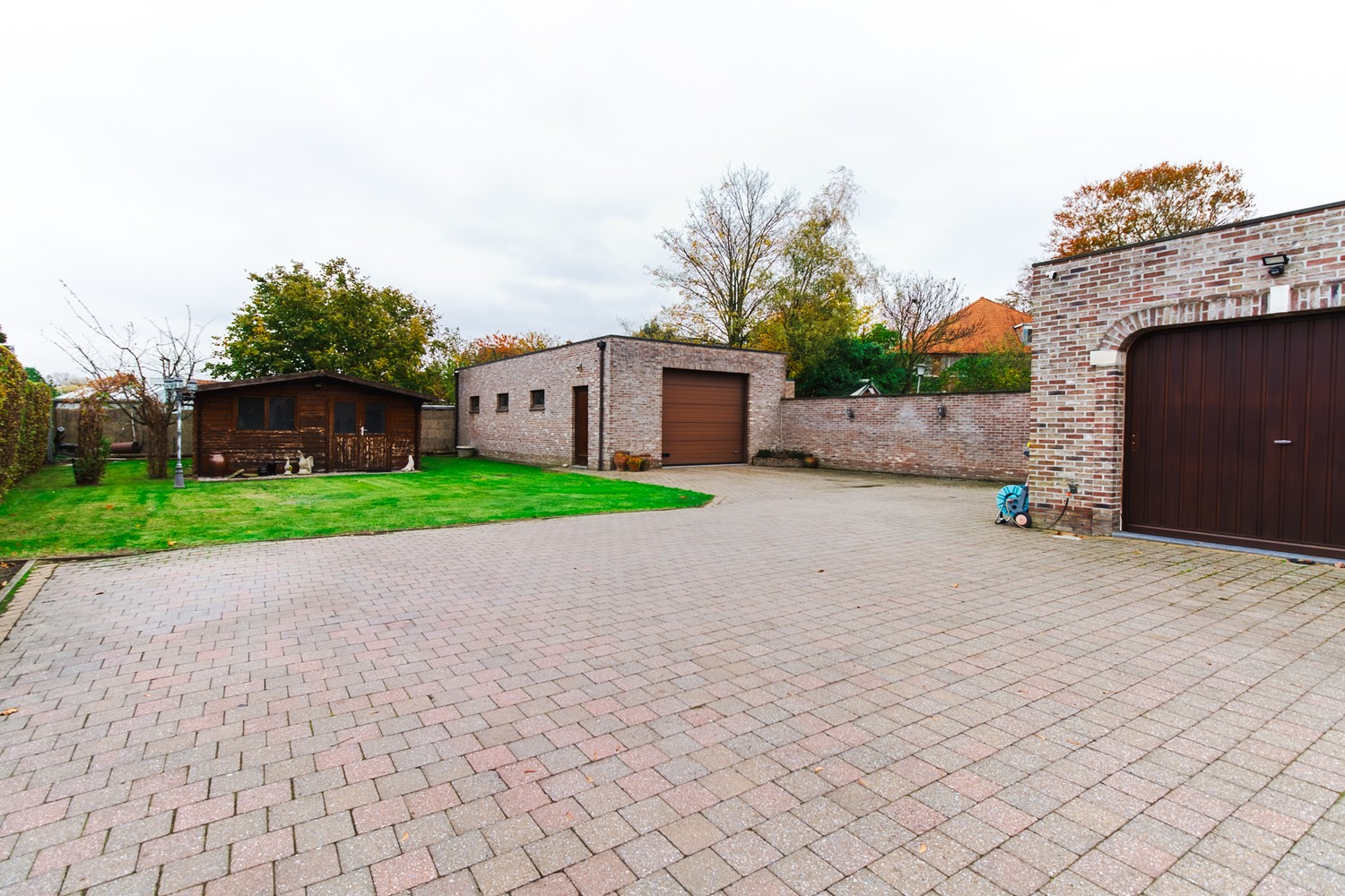 Ruime woning met grote garage / magazijn ! - foto 3