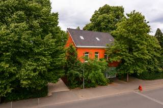 <p>Dit volledig gerenoveerde appartement bevindt zich op een centrale locatie in Ekeren, in een kleinschalig gebouw met een rustige en aangename uitstraling.</p>
<p>Via de gemeenschappelijke inkomhal en trap bereiken we het appartement op de eerste verdieping. Binnen valt meteen de ruime leefruimte op, met verschillende grote raampartijen die voor veel natuurlijk licht en een mooi groen uitzicht zorgen. De leefruimte sluit aan op de volledig vernieuwde keuken, uitgevoerd in een eigentijdse stijl en voorzien van voldoende kastruimte. Achter de keuken bevindt zich bovendien nog een praktische extra bergruimte.</p>
<p>Verder beschikt het appartement over twee slaapkamers en een volledig vernieuwde badkamer met ruime inloopdouche.</p>
<p>Ook buiten zijn er enkele mooie troeven: bij het appartement hoort één parkeerplaats en de bewoners kunnen gebruikmaken van een gemeenschappelijke tuin.</p>
<p>Een instapklaar appartement met veel licht, ruimte en een verzorgde afwerking, op een praktische locatie in Ekeren.</p>
<p>De ligging aan de Veltwijcklaan in Ekeren is bijzonder centraal en praktisch. Het centrum van Ekeren ligt vlakbij, met winkels, horeca en andere dagelijkse voorzieningen binnen handbereik. Ook het station van Ekeren is vlot bereikbaar, wat zorgt voor een goede verbinding richting Antwerpen en omliggende gemeenten. Daarnaast zijn ook Brasschaat en Kapellen vlot bereikbaar en zorgen de nabijgelegen invalswegen voor een goede verbinding met Antwerpen en de omliggende gemeenten.</p>