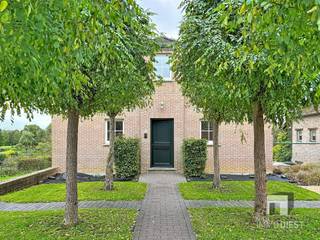 <p><span>Op een gunstige ligging in Testelt bevindt zich deze ruime en verrassend veelzijdige woning, gebouwd in 1997 en gelegen op een mooi perceel van 16a 38ca. <br />De woning combineert comfortabele leefruimtes, veel praktische bergruimte en een energiezuinig karakter dankzij het gunstige EPC van 147 en de aanwezigheid van 18 zonnepanelen.<br />Een belangrijke troef is dat de woning beschikt over een conforme elektrische keuring, waardoor u als koper meteen met een gerust gevoel kunt instappen. <br />Bovendien leveren de zonnepanelen nog gedurende 4 jaar groenestroomcertificaten op, goed voor ongeveer € 1.320 per jaar.</span></p><p><span>De woning is opgebouwd over verschillende niveaus, wat zorgt voor een aangename en unieke indeling. <br />Op straatniveau bevinden zich 3 volwaardige slaapkamers, een badkamer en een douchekamer. De kamers zijn lichtrijk en praktisch ingericht.<br />Op de zolderverdieping werd een aparte studio ingericht. Deze ruimte biedt tal van mogelijkheden: als extra slaapkamer, hobbyruimte, tienerkamer, gastenverblijf of zelfstandige werkplek. <br />Dankzij de aparte indeling vormt dit een waardevolle meerwaarde binnen de woning.<br />Op tuinniveau bevinden zich de aangename leefruimtes. De leef- en eetruimte geniet van veel natuurlijke lichtinval en sluit mooi aan bij de groene omgeving. <br />De keuken met ontbijthoek vormen samen een praktische en gezellige plaats voor het dagelijkse gezinsleven. <br />Aan de keuken is een handige berging / wasplaats met inloopdouche. <br />Daarnaast is er op deze verdieping een aparte bureelruimte, ideaal voor wie thuis werkt, studeert of nood heeft aan een rustige administratieve werkplek. Verder vinden we hier een sas met ingemaakte kasten en een apart toilet <br />Een bijkomende grote troef is de volledig bruikbare kelder onder de ganse woning. <br />Deze ruimte biedt uitzonderlijk veel opslagmogelijkheden en wordt gebruikt als berging, voorraadruimte, technische ruimte, hobbyruimte en werkplaats.</span></p><p><span>Ook buiten biedt deze woning heel wat potentieel. <br />Het ruime, diepe perceel, de groene omgeving en de aanwezigheid van terras- en tuinruimte met 2 tuinhuizen maken dit een aangename plek om tot rust te komen.</span></p><p><span>Belangrijkste troeven:<br />- Direct bewoonbare woning uit 1997<br />- Gunstige ligging nabij winkels in Testelt<br />- EPC 147 = B-label <br />- Elektriciteit conform tot 27/08/2051<br />- 18 zonnepanelen<br />- Nog 4 jaar groenestroomcertificaten met een opbrengst van ongeveer € 1.320 per jaar<br />- 3 volwaardige slaapkamers &amp; mits het plaatsen van gyprocwanden in de studio zijn er 6 slaapkamers mogelijk</span></p><p><span>- Een badkamer met hoekbad én een douchekamer<br />- Studio op de zolderverdieping<br />- Aangename leefruimtes op tuinniveau<br />- Aparte bureelruimte<br />- Volledig droge en bruikbare kelder onder de woning<br />- Veel ruimte, lichtinval en unieke indeling</span></p><p><span>- Diepe tuin die in agrarisch gebied gelegen is</span></p><p><span>- 2 tuinhuizen</span></p><p><span>- Carport voor 2 wagens</span></p><p><span>- Alarm: professioneel inbraak- en brandalarm voorzien (zonder camera's)</span></p><p><span>Kortom: Een ideale woning voor wie op zoek is naar ruimte, comfort, energiezuinigheid en een groene woonomgeving nabij alle faciliteiten in Testelt.</span></p><p><span>Kom je deze aangename woning graag zelf ontdekken of heb je nog vragen? Neem gerust contact op voor meer informatie of een bezoek ter plaatse.</span></p><p><span>Contacteer ons voor een bezoek op 013 31 25 22 of mail <span>nathalie@immodiest.be</span></span><span> </span></p><p><span>We helpen je met een glimlach verder op zoek naar jouw nieuwe thuis.</span></p><p><span>In afwachting van het bezoek kan u alvast de virtuele tour bekijken op www.immodiest.be. </span></p><p><span> </span></p>