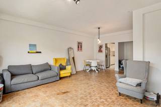 Ruim appartement op centrale locatie met terras én balkon<br /><br />Op een boogscheut van het Stadspark, op de 4e verdieping, ligt dit ruime en lichtrijke appartement. Het is bereikbaar via lift of trap.<br />Bij binnenkomst valt meteen de ruime inkomhal op, voorzien van ingemaakte kasten en een aansluiting voor de wasmachine.<br />Aan de voorzijde bevindt zich de royale leef- en eetruimte met authentieke houten blokjesparketvloer. Dankzij de grote raampartijen is er een prachtige lichtinval. Het uitzicht over de straat met veel groen aan de overkant zorgt voor een open en ruimtelijk gevoel.<br />Aansluitend bevindt zich de recent volledig gerenoveerde keuken, uitgerust met een inductiekookplaat met ingebouwde dampkap, combi-oven, heteluchtoven en vaatwasser. Een groot pluspunt is het aangrenzende balkon.<br />Achteraan de woning liggen twee slaapkamers, een apart toilet en de badkamer. Zowel de badkamer (met inloopdouche en lavabomeubel) als het toilet werden recent vernieuwd.<br />De grote slaapkamer biedt directe toegang tot het ruime, zonnige terras aan de achterzijde.