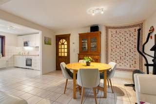 Dit ruime en betaalbare appartement in Beersel biedt een aangename woonomgeving met een prachtig open uitzicht over de velden. Rust, ruimte en...