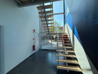 Deze instapklare bedrijfsruimte bestaat uit kantoren van 589 m², in combinatie met een magazijn van 1.345 m² en een buitenterrein van ca. 3.000 m².De...