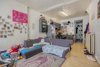 De woning beschikt over een bewoonbare oppervlakte van circa 95 m² en biedt heel wat mogelijkheden om er een gezellige en hedendaagse thuis van te maken.<br /><br />Indeling:<br />Gelijkvloers:<br />-Woonruimte met open keuken<br />-Badkamer<br />-Toegang tot kelder<br /><br />Eerste verdiep:<br />- 2 Slaapkamer<br /><br />Zolder is afgemaakt en is nu ingericht als slaapkamer.<br /><br /><br />Momenteel wordt deze woning nog verhuurd.<br /><br />Hoewel er geen buitenruimte aanwezig is, vormt deze woning een interessante opportuniteit voor starters, alleenstaanden, koppels of investeerders die op zoek zijn naar een compacte stadswoning in Mechelen.<br /><br />De Gebroeders Verhaegenstraat is een erfgoedstraat gelegen in hartje Mechelen. Het intern samenvoegen van woning nr 20 en 22 zou na overleg met bouwdienst mogelijk moeten zijn mits behoud van de originele gevels. Vergunning zelf te bekomen.<br /><br />Maak snel je afspraak met Dewaele vastgoed te Mechelen<br /><br />Bestuursmaatregelen in het maatregelenregister: nee<br /><br />Deze AI-visualisaties zijn bedoeld als inspiratie. Er werd geen rekening gehouden met technische specificaties, stedenbouwkundige voorschriften of de concrete mogelijkheden tot realisatie.