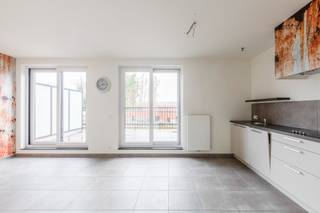 Dit recent appartement, gebouwd in 2019, is gelegen op het Hertjen te Sint-Niklaas en combineert hedendaags wooncomfort met een...