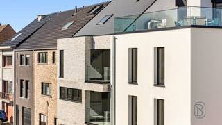 MODERN kwalitatief duplexappartement met terras en autostaanplaats, goedgelegen aan het station, en energiezuinig. Instapklaar.Indeling: hal, apart...