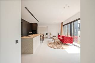 Op de derde verdieping van Waterhuys, binnen de gerenommeerde Kanaalsite van Axel Vervoordt, bevindt zich dit luxueuze appartement van ca. 235 m² met een indrukwekkend terras van ca. 72 m². Architectuur, rust, licht en verfijning komen hier samen in een uitzonderlijke woonomgeving aan het water.<br /><br />Indeling:<br />De royale leefruimte geniet van brede glaspartijen, warme parketvloeren en een directe connectie met het terras. Vanuit de woonkamer en buitenruimte is er zicht op het water.<br /><br />Aansluitend bevindt zich de luxueuze keuken met donker kamerhoog maatwerk, een royaal natuurstenen eiland, geïntegreerde toestellen en subtiele verlichting. Naast de keuken is er een aparte bijkeuken/wasplaats met spoelzone en extra opbergruimte.<br /><br />Het terras vormt een echte verlenging van de leefruimte. Door de royale oppervlakte, houten afwerking en beschutte ligging voelt deze buitenruimte aan als een private loggia, met zicht op het water en de architecturale omgeving van Kanaal.<br /><br />De mastersuite is opgevat als een discrete private wing met ruime slaapkamer, dressing op maat en een serene badkamer met vrijstaand bad, inloopdouche en dubbele wastafel. Daarnaast is er een tweede volwaardige slaapvleugel met slaapkamer, dressing en eigen badkamer, ideaal als gastenverblijf of suite voor een inwonend kind.<br /><br />Bijzonderheden:<br />- Zicht op het water vanuit leefruimte en terras<br />- Luxueuze keuken met natuurstenen eiland<br />- Aparte bijkeuken/wasplaats<br />- Mastersuite met dressing en badkamer<br />- 2e slaapkamer met dressing en eigen badkamer<br />- 3 garageplaatsen verplicht bij aan te kopen aan € 25.000 per plaats