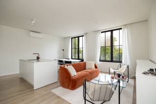 Met zicht op het Zuidpark bevindt dit top gerenoveerde instapklaar appartement zich. Bereikbaar met de lift, leefruimte met mooie breedte en uitzicht, open keuken volledig geïnstalleerd. Verder 1 ruime slaapkamer en badkamer.