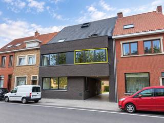 Voor uw bezoek, volg deze link: https://mijnhuurprofiel.be/property/fbe6426a-9072-4d0d-b3f8-f03a334d594a<br /><br />Dit appartement vinden we terug op een boogscheut van het centrum van Tielt. Handelszaken, supermarkten,... zijn op wandelafstand!<br /><br />Het appartement bevindt zich op de eerste verdieping en bereikbaar met de trap. Achterliggend vinden we het parkeerterrein terug voor het plaatsen van uw wagen. <br /><br />Indeling van het appartement: <br />Leefruimte en eetruimte met terras en daartussen de praktische berging en gastentoilet. Op de eerste verdieping komen we in de ruime nachthal met aansluiting tot de twee slaapkamers, badkamer (inloopdouche en dubbele lavabo) en tweede toilet. Het appartement is ook voorzien van een ruime zolder dat kan dienen als extra berging.<br /><br />Parkeerplaats en gemeenschappelijke syndicuskosten zijn inbegrepen in de huurprijs. <br />Beschikbaar vanaf 01/11/2026.<br /><br />Interesse in dit appartement? Maak dan uw 'Huurdersprofiel' aan voor uw persoonlijk bezoek!