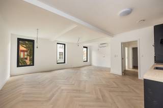 <p><span>Dit aangename </span><span>1-slaapkamerappartement</span><span> bevindt zich op de eerste verdieping van een </span><span>kleinschalig gebouw met slechts 5 appartementen</span><span> in Merksem. Een ideale woning voor wie comfortabel en rustig wil wonen met alle voorzieningen binnen handbereik.</span></p><p><span>Bij het binnenkomen kom je rechtstreeks in de </span><span>lichtrijke woonkamer met open keuken</span><span>. De keuken is volledig ingericht en voorzien van de nodige toestellen, waardoor je hier meteen aan de slag kunt.</span></p><p><span>Via de nachthal bereik je de </span><span>aparte toiletruimte</span><span>, de badkamer met </span><span>dubbele wastafel en ruime inloopdouche</span><span> en de grote slaapkamer. De indeling is praktisch en biedt een aangenaam gevoel van ruimte.</span></p><p><span>Als extra troef is er een </span><span>gemeenschappelijk terras</span><span>, een fijne plek om buiten te genieten.</span></p><p><span>De </span><span>Doelhofstraat</span><span> ligt centraal in Merksem, nabij winkels, scholen, openbaar vervoer en belangrijke verbindingswegen. Ook de Bredabaan met haar ruime aanbod aan winkels en voorzieningen bevindt zich in de nabije omgeving.</span></p><p><span>Troeven:</span></p><p><span>·Totaal renovatie</span></p><p><span>·AIRCO</span></p><p><span>·Praktische berging </span></p><p><span>·Energiezuinig dankzij lucht-lucht warmtepomp, ventilatiesysteem C en hoogwaardige isolatie  </span></p><p><span> </span></p><p><span>Op zoek naar een comfortabel appartement met een praktische indeling in een kleinschalige residentie? Contacteer ons voor meer informatie of een bezoek via 03 646 66 55 of info@sinjoor.be.</span></p>