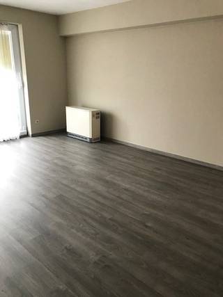 Ongemeubeld één slaapkamerappartement bestaande uit : inkomhall, zeer ruime living met aansluitend terras, open volledig ingerichte keuken, berging met wasmachine aansluiting, badkamer met bad en dubbele lavabo, apart toilet, één ruime slaapkamer langs de achterzijde met aansluitende berging.<br />Dicht bij alle winkels , scholen , openbaar vervoer, fitnesscentra.<br />Volledig opgefrist met nieuwe laminaat en kookplaat. Momenteel is er nog een huurder. Prijs; 525 euro huur. Provisie van 50 euro algemene onkosten.<br />EPC: 172kwh/m2, dus een B-level.
