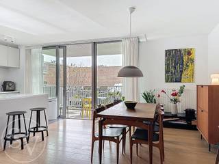 <p><strong>Prijs excl. energie: €1.620<br /><br />Hedendaags 2-slaapkamerappartement met ruim terras en parking op toplocatie in Antwerpen.<br /><br /></strong></p>
<p>Dit gezellige appartement bevindt zich op de tweede verdieping van Residentie Henri, gelegen op een uitstekende locatie in Antwerpen, op wandelafstand van de Kruidtuin, de Leopoldstraat met z'n hippe winkels, de "Vogeltjesmarkt", restaurants, openbaar vervoer, ... m.a.w. top!</p>
<p>U komt binnen via de inkomhal met apart gastentoilet en vestiaire. De ruime en lichtrijke woonkamer sluit aan op het zuidgericht terras en de open keuken. De keuken is volledig uitgerust met de nodige toestellen, waaronder een vaatwasser, oven, keramische kookplaat, dampkap en koelkast met vriesvak. Aansluitend bevindt zich een praktische en ruime berging met aansluiting voor een wasmachine.</p>
<p>Het terras is zuid georiënteerd en kijkt uit op de rustige binnenruimte van de residentie, wat zorgt voor een aangename en rustige buitenruimte.</p>
<p>Verder beschikt het appartement over twee slaapkamers en een badkamer met douche-in-bad combinatie en een dubbele lavabo in meubel.</p>
<p>Ondergronds beschikt u over een ruim privatieve kelderberging, een autostaanplaats en een gemeenschappelijke fietsenstalling.</p>
<p></p>
<p><strong>Troeven:</strong><br />• Triple A locatie<br />• Energiezuinig appartement<br />• Ruim zuidgericht terras<br />• Parking in het gebouw<br />• Kelderberging en fietsenstalling<br /><br /></p>
<p>Beschikbaar: <strong>1 juli 2026</strong><br />Huurprijs: <strong>€1.400/maand</strong><br />Parking: <strong>€120/maand</strong><br />Algemene kosten: <strong>€100/maand</strong><br />Water, gas en elektriciteit: individueel<br /><br /></p>
<p>Een comfortabel en modern appartement op een toplocatie in Antwerpen. Zeker een bezoek waard!</p>