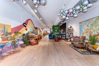 In het begin van de Noordstraat vinden we deze centraal gelegen handelsruimte van 367m² met berging en garages (204m²)<br /><br />De centrale ligging nabij de winkelstsraat, Grote Markt en station zorgt voor een uitstekende bereikbaarheid en visibiliteit!<br /><br />Deze handelsruimte is ook te koop. Het is tevens mogelijk om de naastgelegen handelsruimte of appartementen erboven bij te kopen in geheel op apart.<br />Is je interesse gewekt? Geef ons een seintje voor een bezoek!