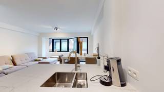 <br /><br /><br />Dit totaal vernieuwbouw  project  (zowel privatieven als gemeenschappelijke delen) bestaat uit verschillende appartementen en combineert modern wonen met een slimme investering: bij aankoop betaalt u geen BTW. Door de energie zuinigheid van de appartementen, met vloerverwarming, warmtepomp en zonnepanelen  investeert u zorgeloos in een kwaliteitsvolle woning met toekomstwaarde.<br />De type- appartementen hebben  twee slaapkamers  Het dakappartement beschikt over één slaapkamer en een ruim zuid gericht terras, ideaal om te genieten van zon en uitzicht. 