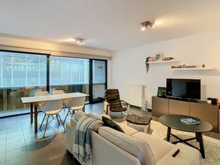 <p>Imaginez-vous entrer de plain-pied dans un immeuble soigné de la Martelarenlaan à Louvain, et ressentir immédiatement que vous avez trouvé un endroit où vous poser. Cet appartement prêt à l'emploi datant de 2010 allie une finition luxueuse à une disposition pratique, et grâce à son emplacement au rez-de-chaussée, vous accédez directement à votre terrasse. Un cadre de vie agréable pour qui aime le confort sans tracas.</p><p>Avec une surface habitable de 78 m², cet appartement offre une répartition intelligente des espaces. La cuisine entièrement équipée (5,5 m²) s'ouvre aisément sur le séjour et invite à cuisiner et à partager de bons moments à table. Les deux chambres, de 12,5 m² et 9 m², offrent suffisamment d'espace pour une famille ou pour qui souhaite aménager un bureau. La salle de bains dispose d'une douche dans la baignoire et d'un WC séparé, et grâce à la présence d'une terrasse, vous créez sans effort un coin extérieur pour profiter pleinement de l'air libre.</p><p>La finition de ce bien peut sans conteste être qualifiée de luxueuse : le double vitrage assure une isolation agréable, le chauffage central au gaz garantit le confort dans chaque pièce, et le label PEB B avec un score de 155 témoigne d'une habitation énergétiquement performante. Vous bénéficiez en outre de la garantie d'un emplacement de parking privé, un véritable atout dans le centre de Louvain.</p><p>L'emplacement sur la Martelarenlaan est un véritable coup de cœur pour qui souhaite avoir tout à portée de main : commerces, écoles, transports en commun, gare et infrastructures sportives se trouvent tous à proximité, tout comme les axes routiers facilement accessibles. Vous combinez ainsi la tranquillité de votre propre chez-vous avec le dynamisme de la ville.</p><p>Cet appartement plein de caractère a éveillé votre curiosité ? N'hésitez pas à contacter notre agence pour planifier une visite, nous nous ferons un plaisir de vous montrer tout ce que cet endroit a à offrir.</p>