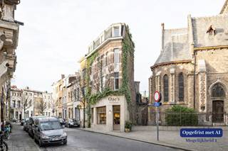 Stap binnen in een woning, die als het ware een blanco canvas is, dewelke u volledig naar uw eigen smaak kan veranderen. Deze charmante stadswoning, die met haar opvallende vorm doet denken aan een mini-versie van het iconische Flatiron Building in New York, wacht op iemand met visie om haar nieuw leven in te blazen.<br /><br />Indeling<br />Het gelijkvloers bestaat uit een woonkamer en keuken en biedt bovendien de flexibiliteit om ingericht te worden als kantoor- of praktijkruimte. Misschien zelfs een gezellige koffiebar? Op de eerste verdieping bevinden zich twee slaapkamers en een badkamer. De tweede verdieping herhaalt deze indeling met opnieuw twee slaapkamers en een badkamer. De derde verdieping biedt dezelfde mogelijkheden of kan worden gebruikt als hobbyruimte, speelkamer of home office, wat zorgt voor een bijzonder veelzijdige woning met tal van mogelijkheden.<br /><br />Ligging<br />De woning is gelegen in een prachtige buurt, gekenmerkt door statige herenwoningen uit de late 19de eeuw. Recht voor de deur loopt een brede, groene laan met hoge bomen die rust en grandeur uitstraalt. Naast deze woning bevindt zich de Sint-Hubertuskerk met langs de andere kant de "tweelingwoning" van de aangeboden eigendom. Winkels, hippe bars, gezellige cafés en leuke restaurantjes bevinden zich op wandelafstand. Dankzij buslijnen 21, 30 en 32 om de hoek is de bereikbaarheid uitstekend. Bovendien ligt het Groen Kwartier op slechts enkele minuten wandelen.<br /><br />Pluspunten<br />- Volledig te renoveren woning met uitzonderlijk potentieel<br />- Zeer aantrekkelijke prijs<br />- Iconische, unieke locatie<br />- HR-combiketel (2021)<br /><br />Bent u klaar om van deze bijzondere woning uw eigen verhaal te maken? Contacteer One Vastgoed vandaag nog via 03 360 85 30 en plan uw bezoek!
